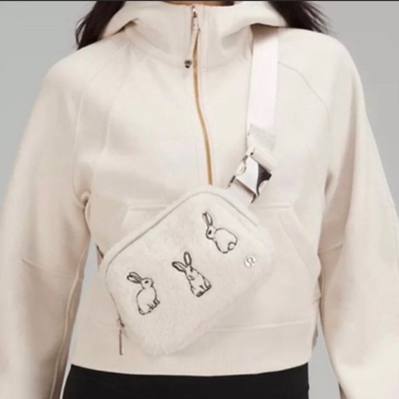 Lululemon Limited Edition Everywhere
Belt Bag Fleece New Year - Picture 2 of 10